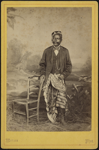 RV-A45-38. Portret van een als tolk gebruikte Cabinda man. c 1880. J.A. (José Augusto) da Cunha Moraes (fotograaf)