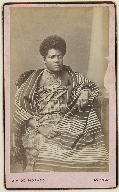 RV-A45-43. Portret van een huishoudster uit de Portugese kolonie Angola. c. 1880. J.A. (José Augusto) da Cunha Moraes (fotograaf)
