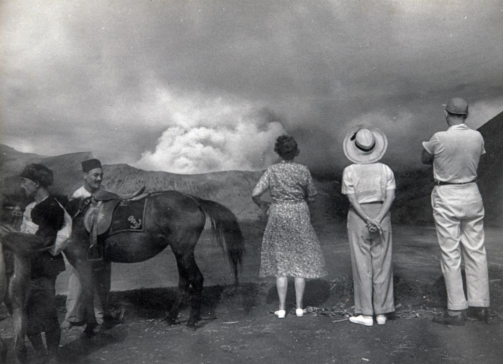 Fig. 1: Album of F. Broekstra, Surabaya. Watching the eruption of Gunung Bromo (Java), c. 1954. Collection Stichting Nationaal Museum van Wereldculturen. Collection no. TM-30023113 (ALB-2207). 