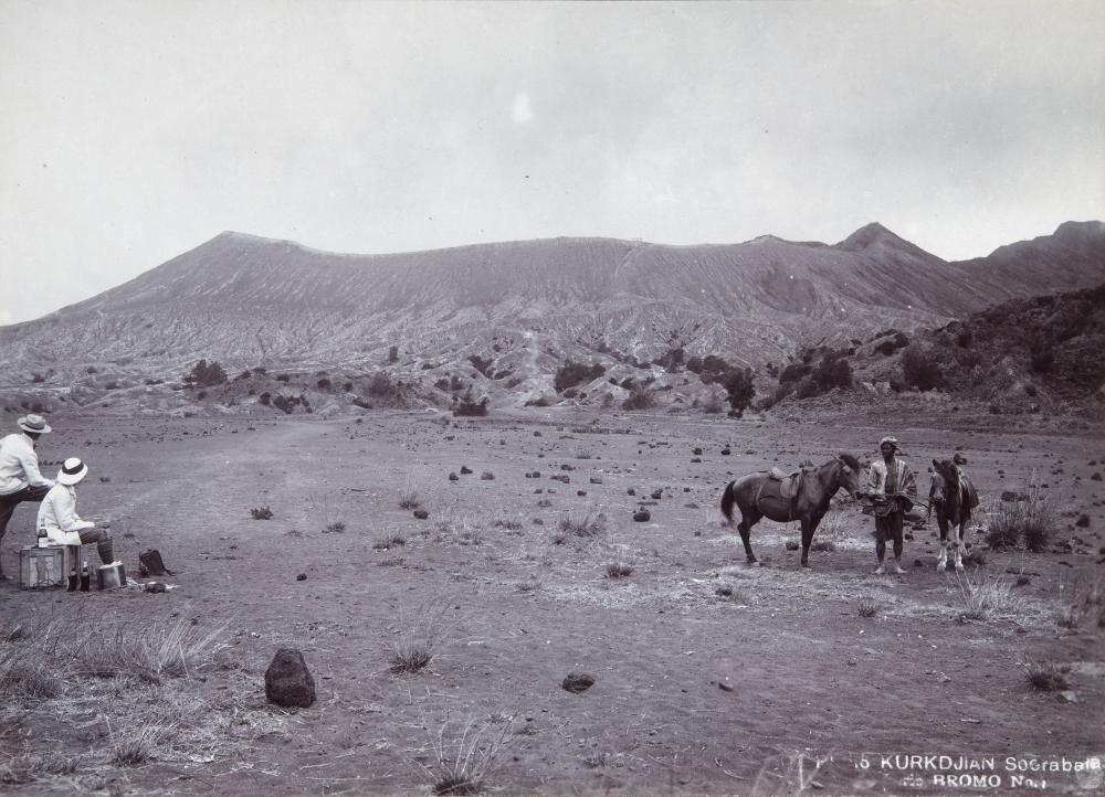 Figure 10: N.V. Photografisch Atelier Kurkdjian (Fotostudio), De zandzee bij Bromo. ca. 1920. Collection Stichting Nationaal Museum van Wereldculturen. Collection no. TM-60008032. 