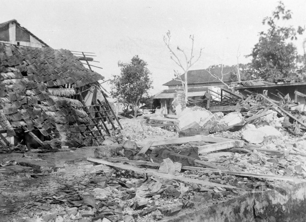 Figure 3: Chinese suburb destroyed by earthquake, Ambon, 1898. Collection Stichting Nationaal Museum van Wereldculturen. Collection no. TM-10003972. 