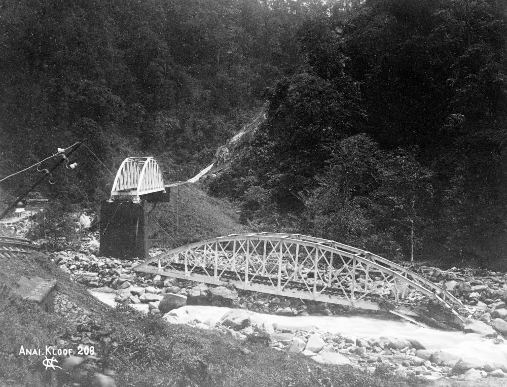  na den Bandjir. Verwoesting in de Aneikloof door overstroming, ca. 1900. Collection