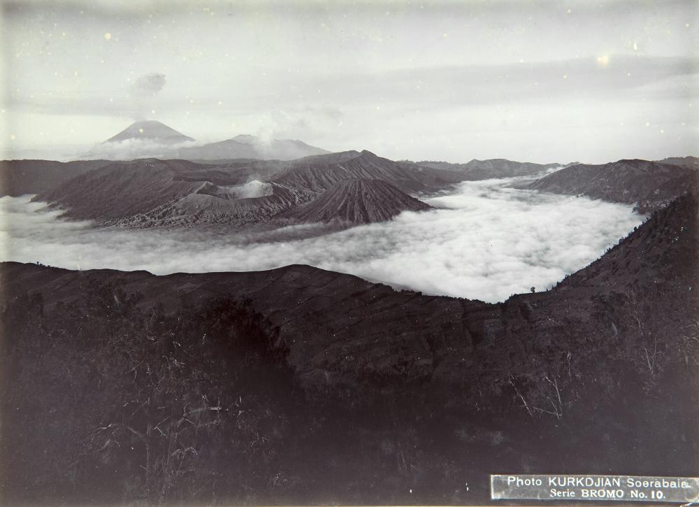 Figure 9: N.V. Photografisch Atelier Kurkdjian (Fotostudio), View from the Penanjakan over the Sand Sea and the Batok, Bromo, Widodaren and Semeru volcanos at dawn, with morning mist. 1890-1935. Collection Stichting Nationaal Museum van Wereldculturen. Collection no. TM-60003467. 